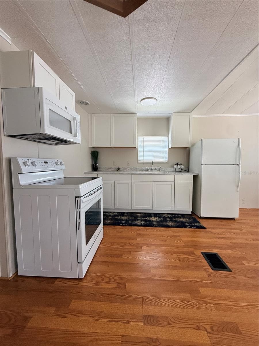 Kitchen Area - 427 CENTER CREST BLVD, DAVENPORT