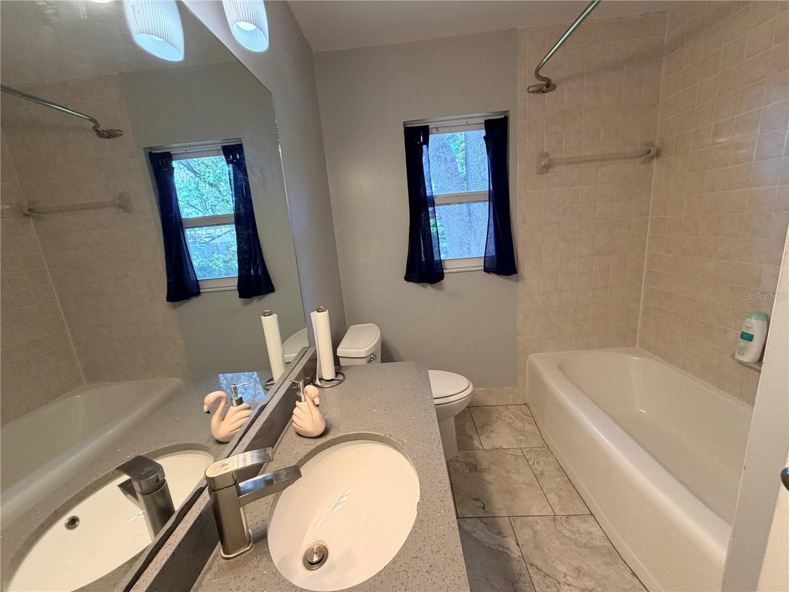 Hall bathroom tub and shower - 1774 NE 12TH ST, OCALA