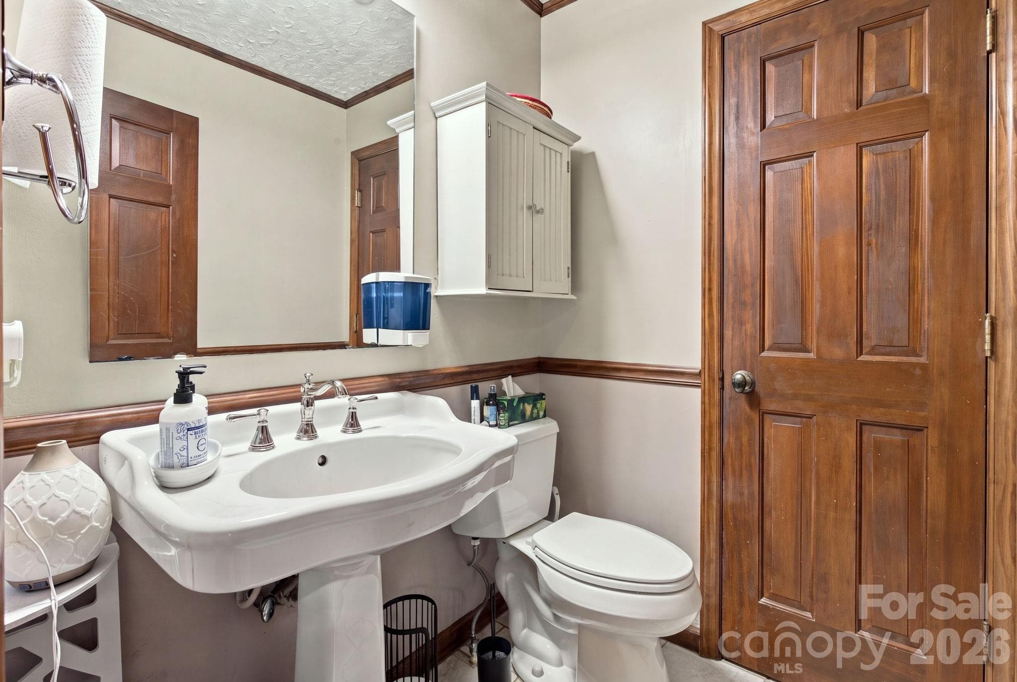 Powder room - 1345 Shirebourn None, Hickory