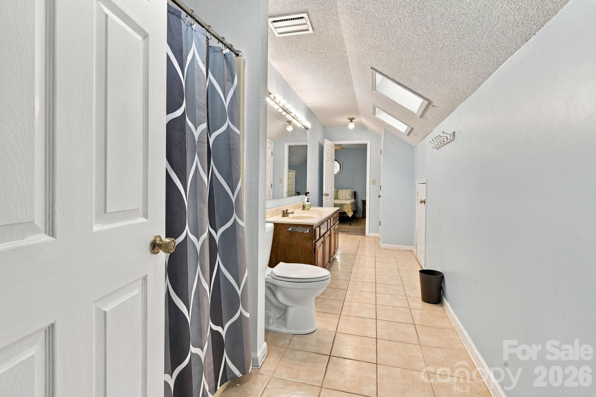 Connected bath on 3rd floor - 1345 Shirebourn None, Hickory