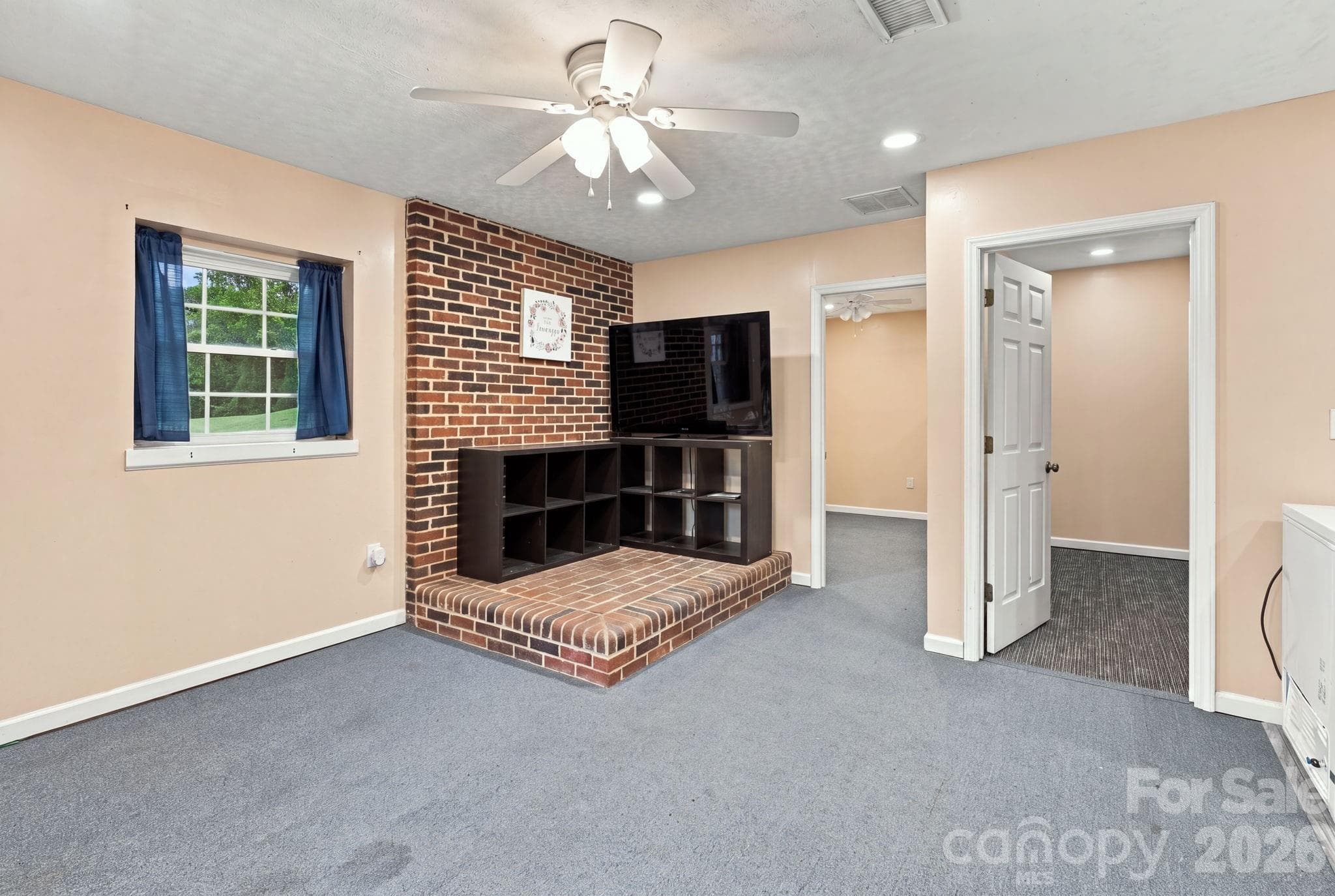 Living area in basement - 1345 Shirebourn None, Hickory