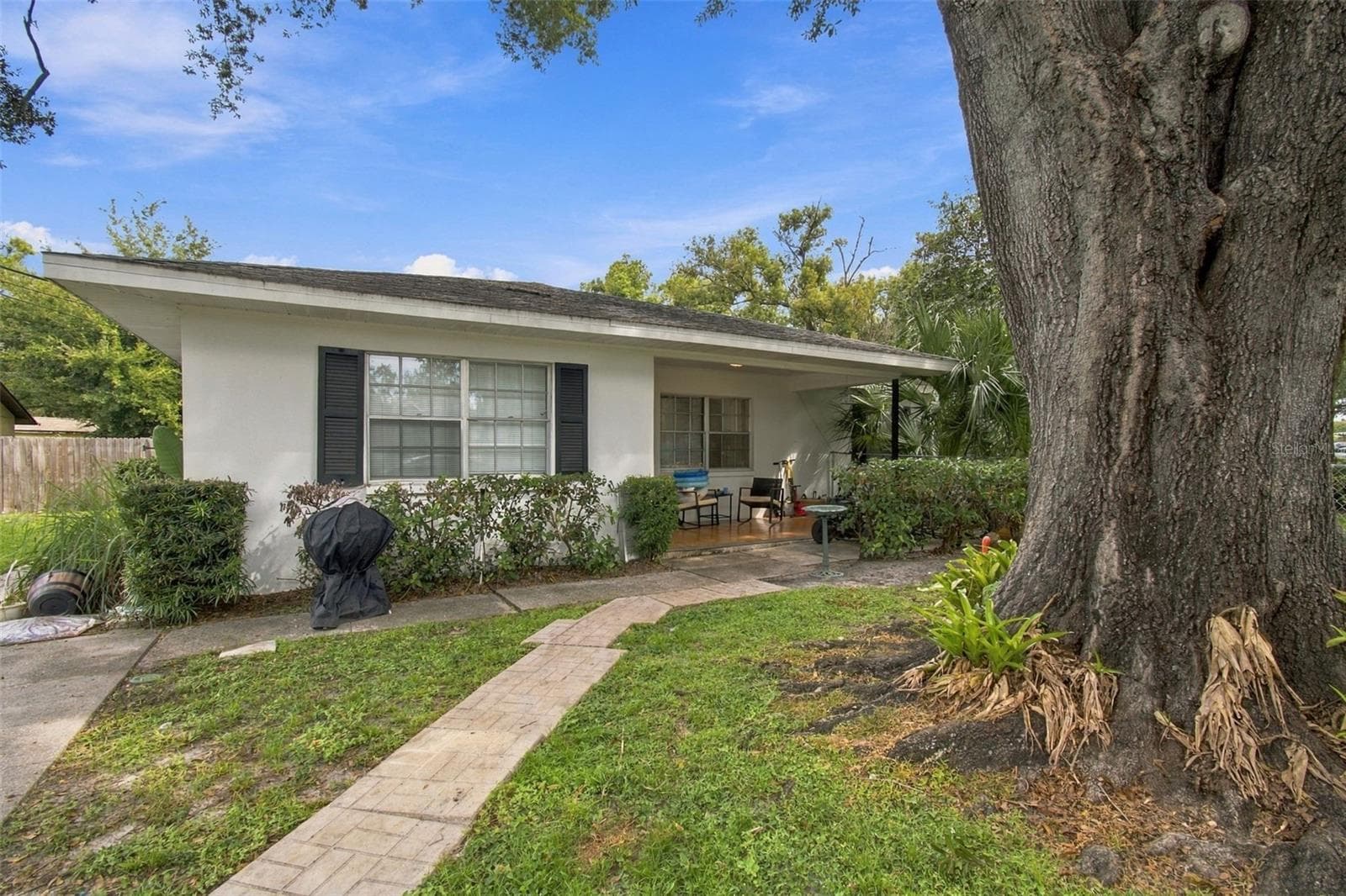 Walkway  Unit B - 2801 BURTS AVE, TAMPA