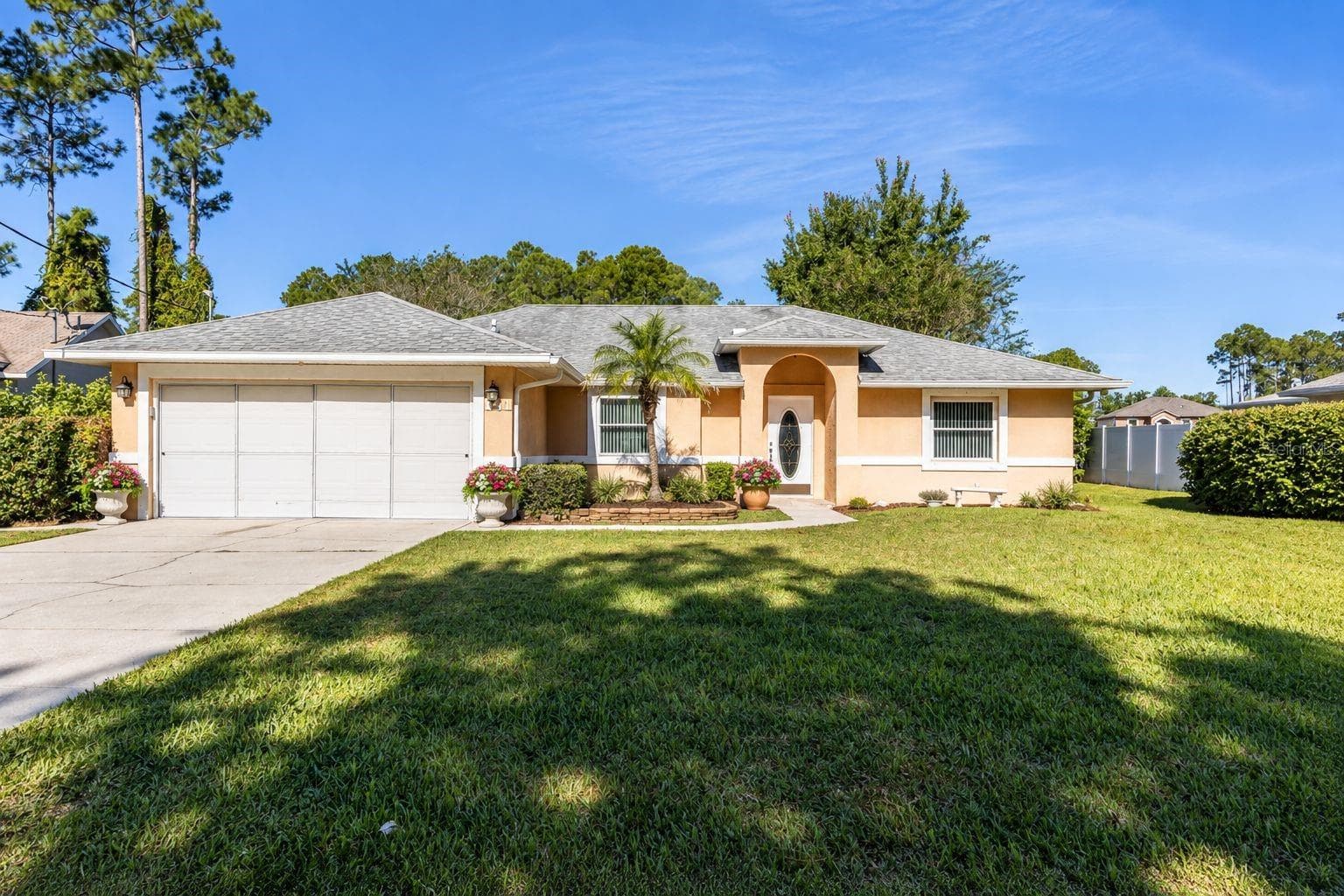 staged with blooming flowers - 141 BREN MAR LN, PALM COAST