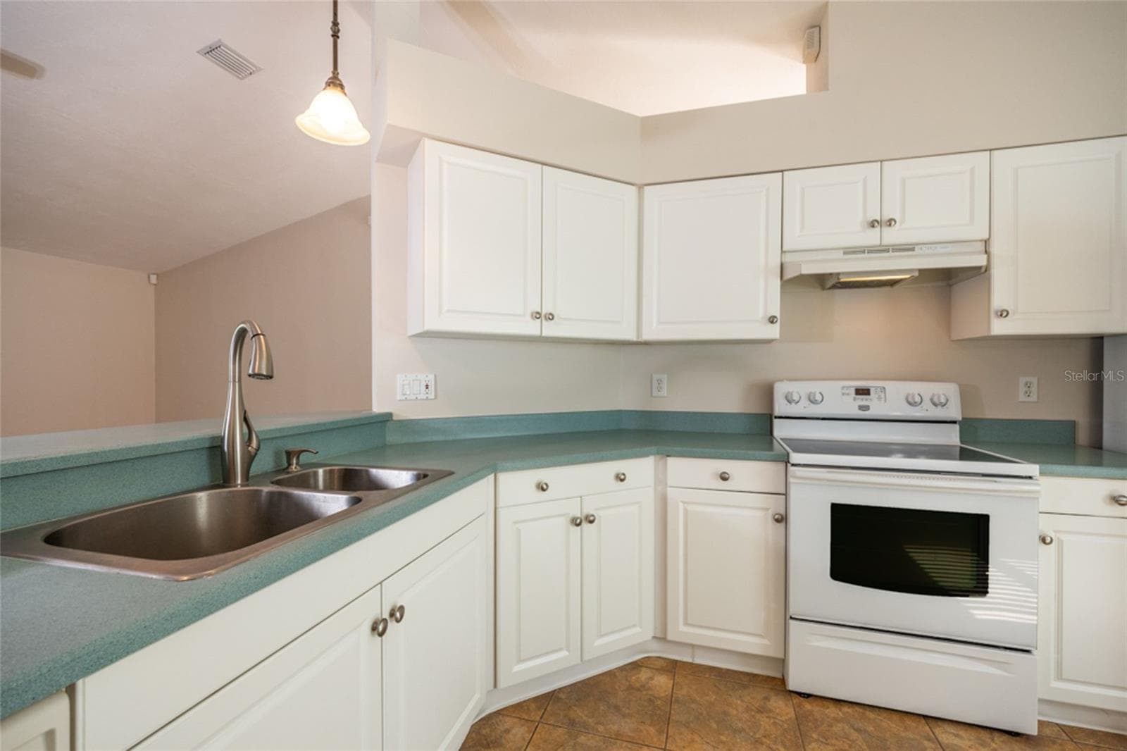 Well kept, clean kitchen with laminate countertops - 141 BREN MAR LN, PALM COAST