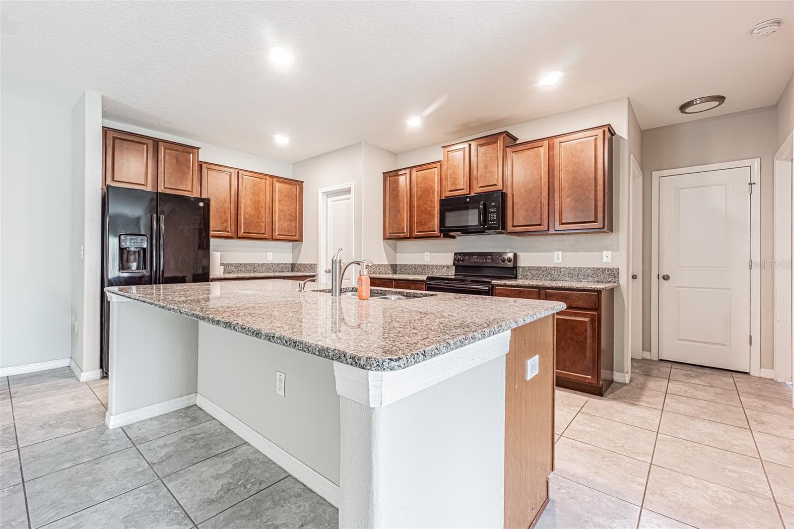 Single Family Residence at 17009 PEACEFUL VALLEY DR, WIMAUMA, photo 8 of 41