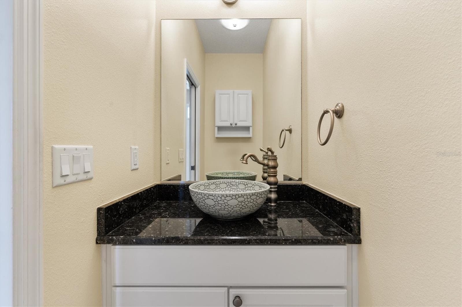 GRANITE COUNTERTOP*VESSEL SINK*STORAGE CABINET - 1025 WINNSBORO DR, THE VILLAGES