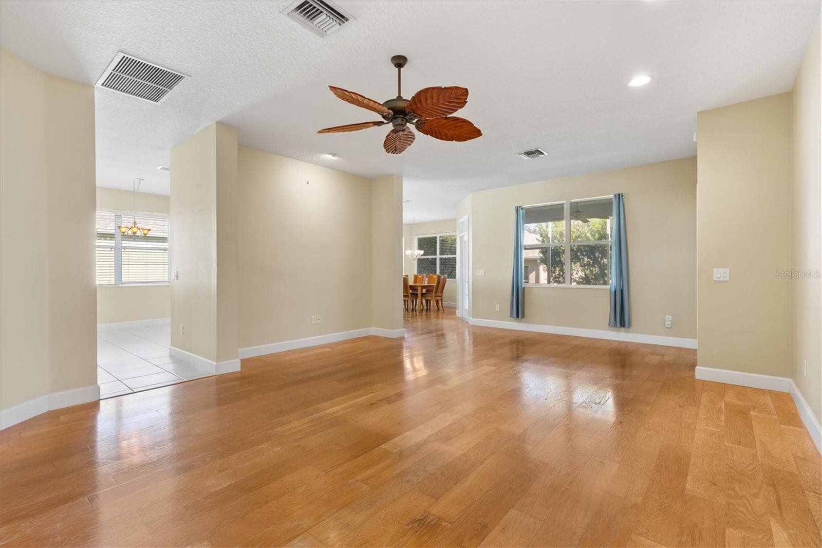OPENING TO THE LEFT LEADS TO THE KITCHEN - 1025 WINNSBORO DR, THE VILLAGES