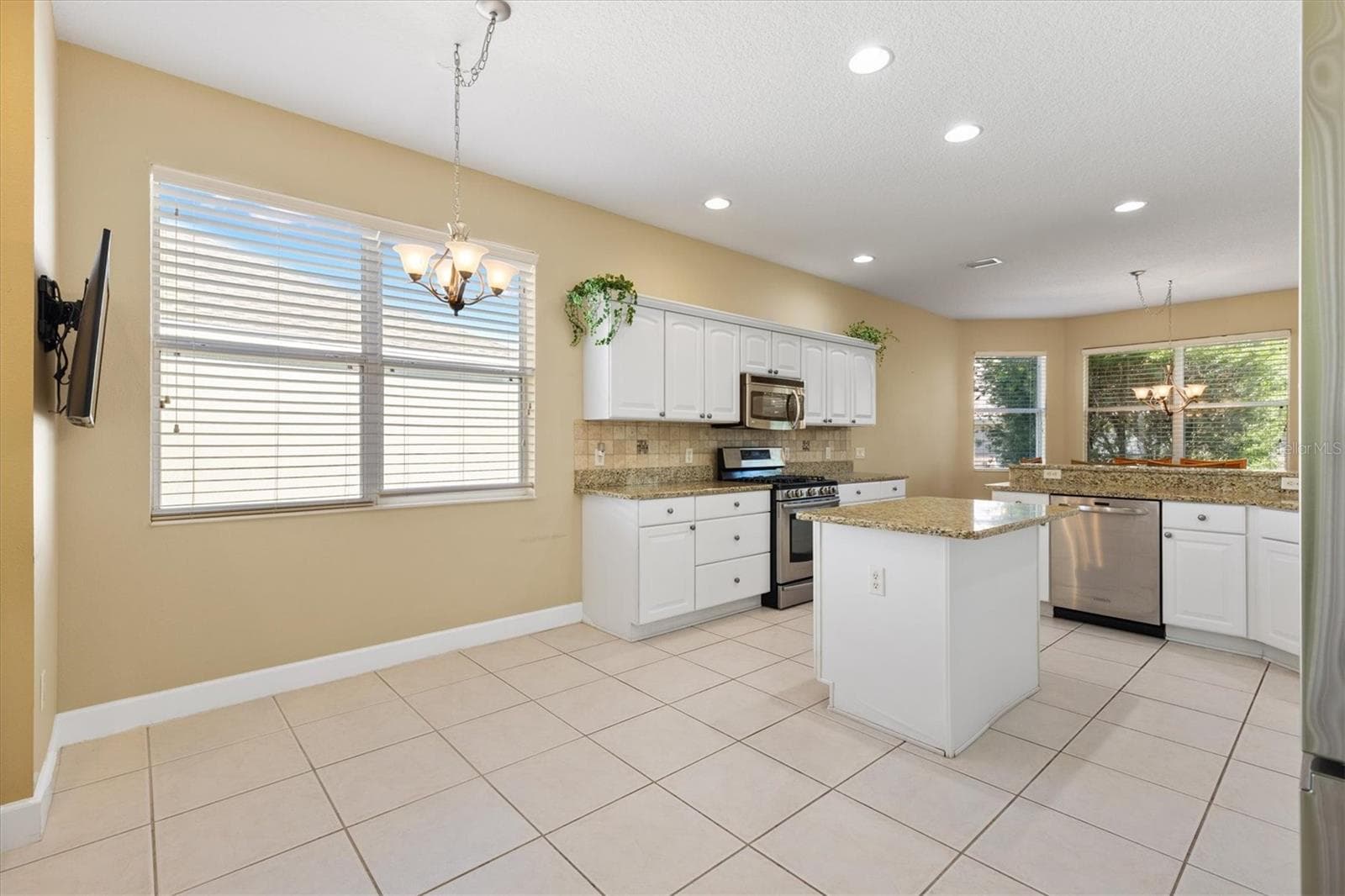 LARGE KITCHEN WITH GRANITE COUNTERTOPS & TILE BACKSPLASH - 1025 WINNSBORO DR, THE VILLAGES