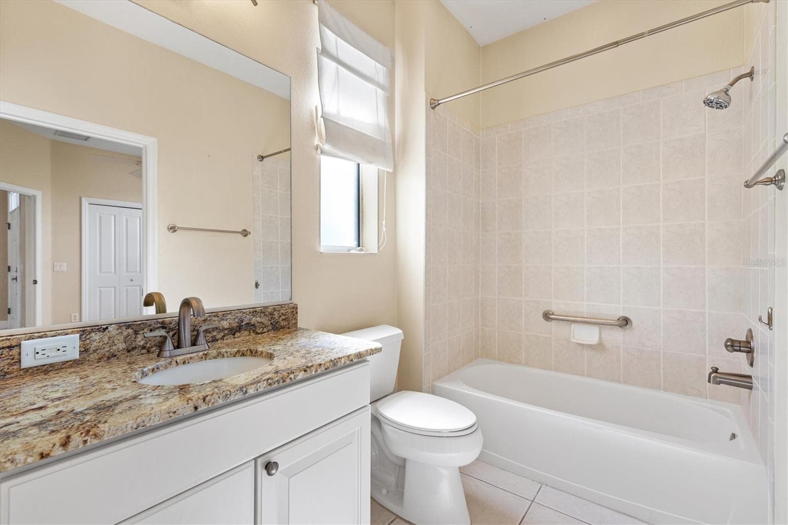 GUEST BEDROOM WITH GRANITE & TILED SHOWER - 1025 WINNSBORO DR, THE VILLAGES