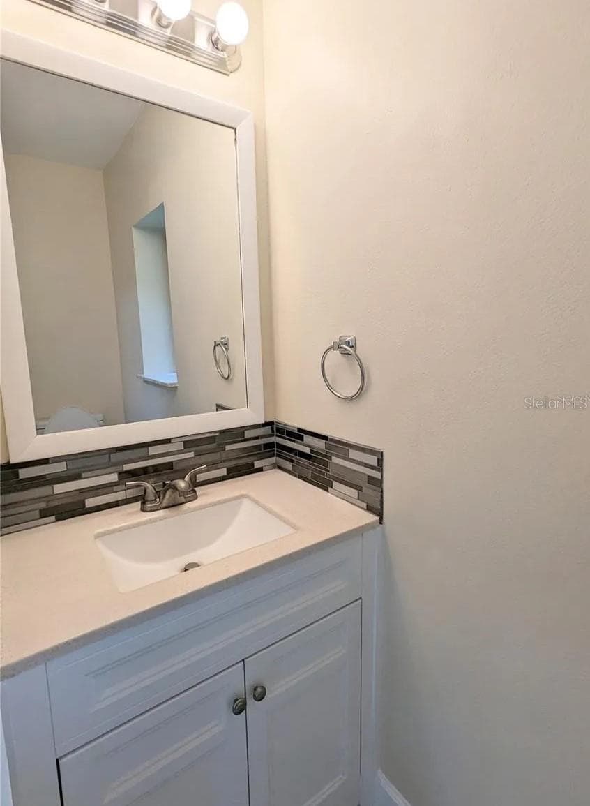 First floor half bath - 3111 CREEKGLEN CT, BRANDON