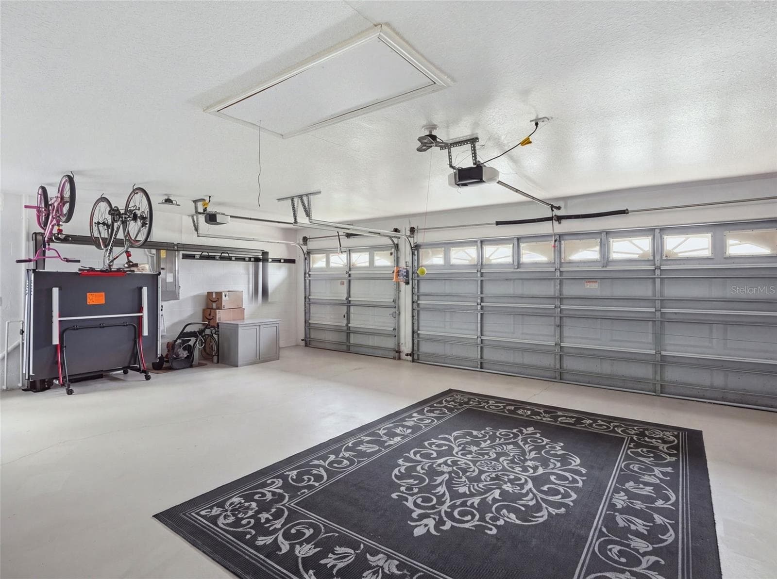 Large 3-car garage. - 13396 TWINBERRY DR, SPRING HILL