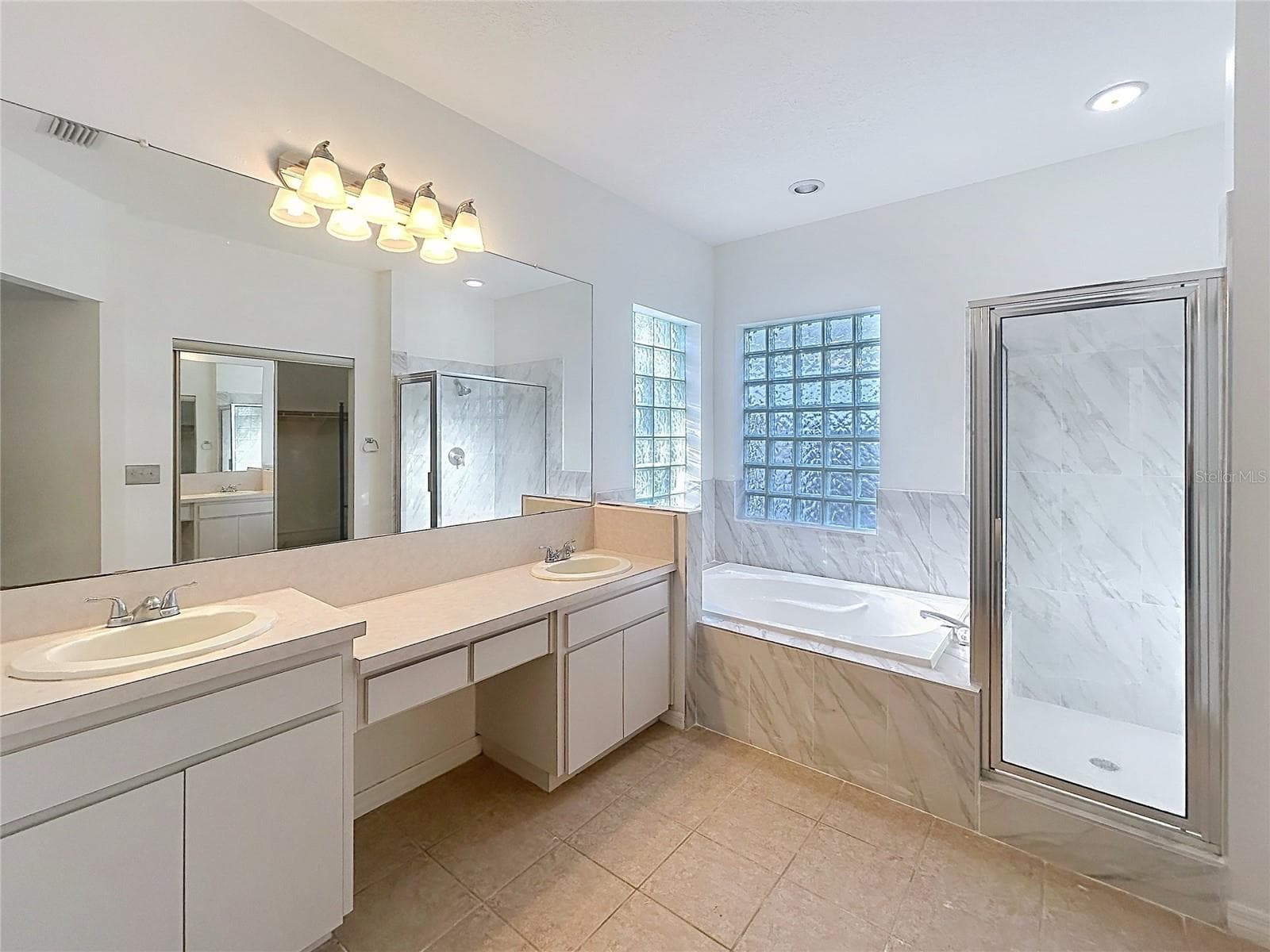 Single Family Residence at 9122 ROCKROSE DR, TAMPA, photo 20 of 32