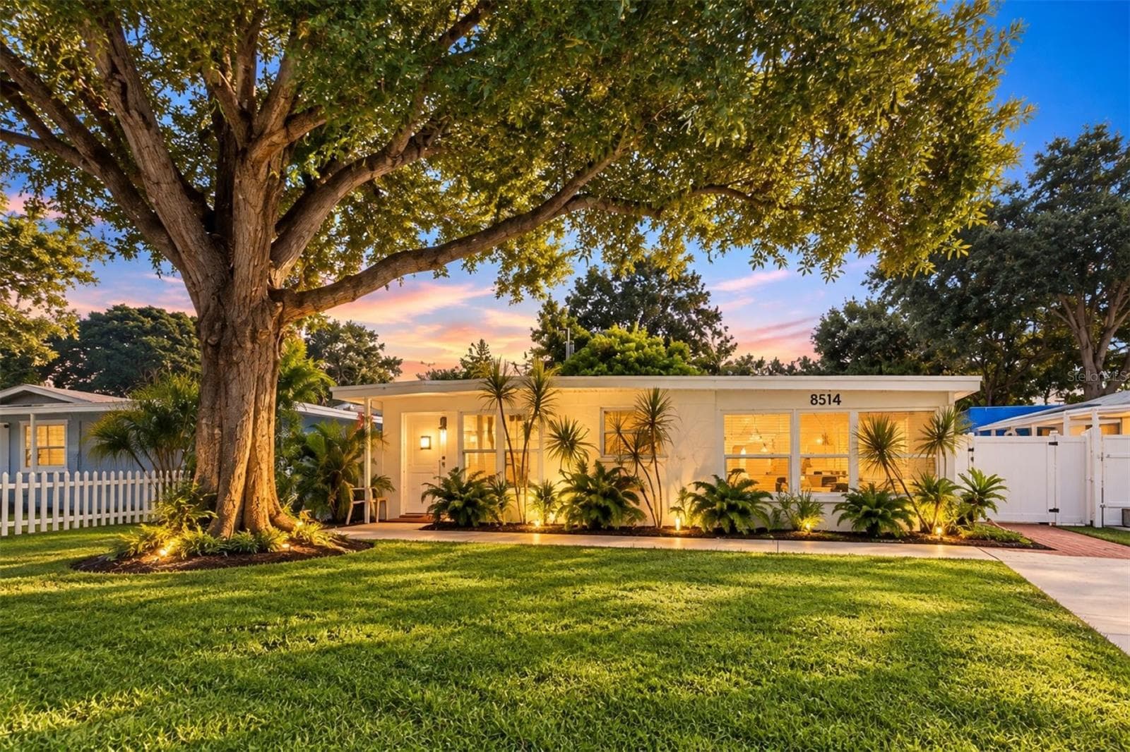 Charming curb appeal framed by a gorgeous mature oak tree. - 8514 93RD AVE, SEMINOLE