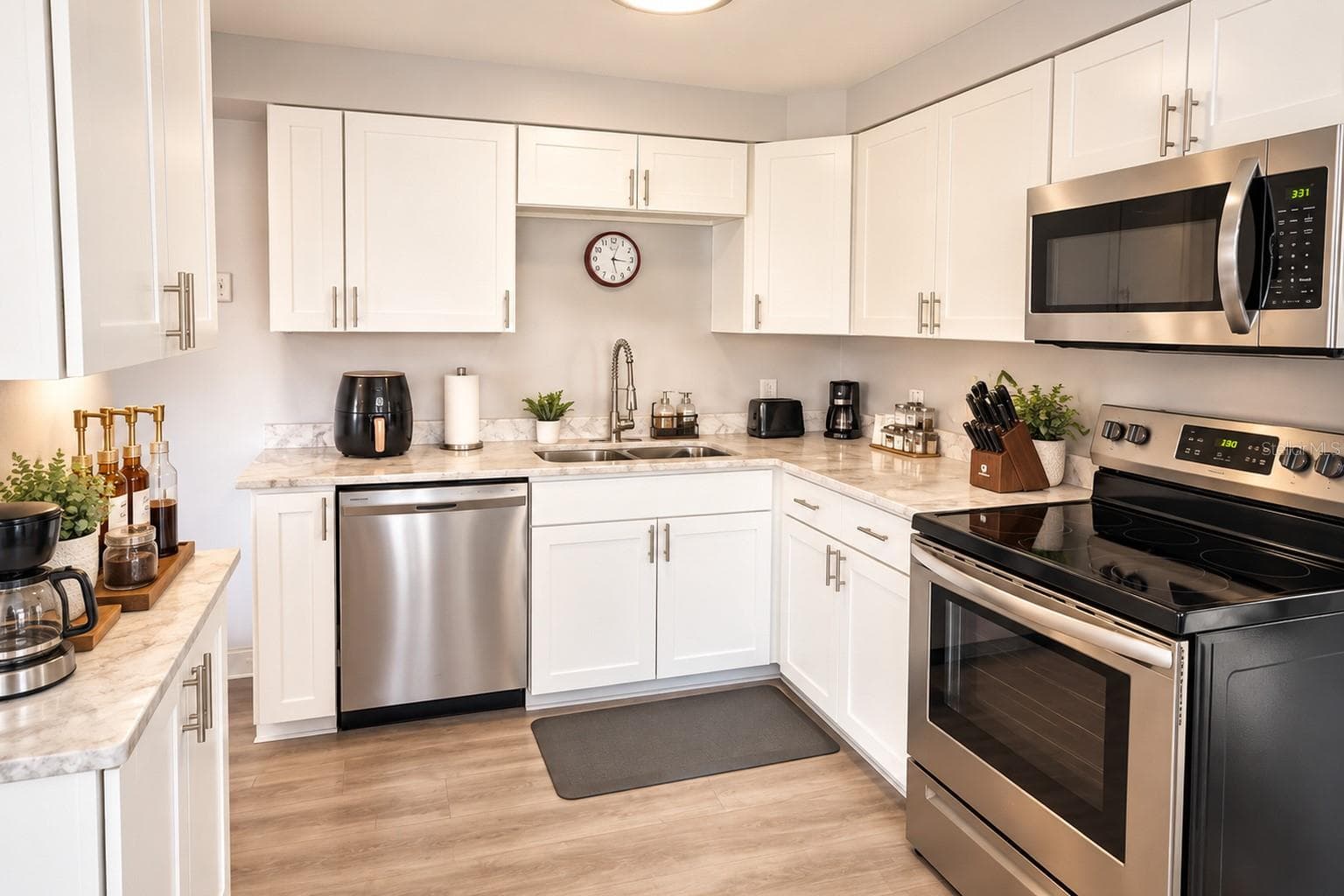 Granite countertops and backsplash complement the crisp white cabinetry. - 8514 93RD AVE, SEMINOLE