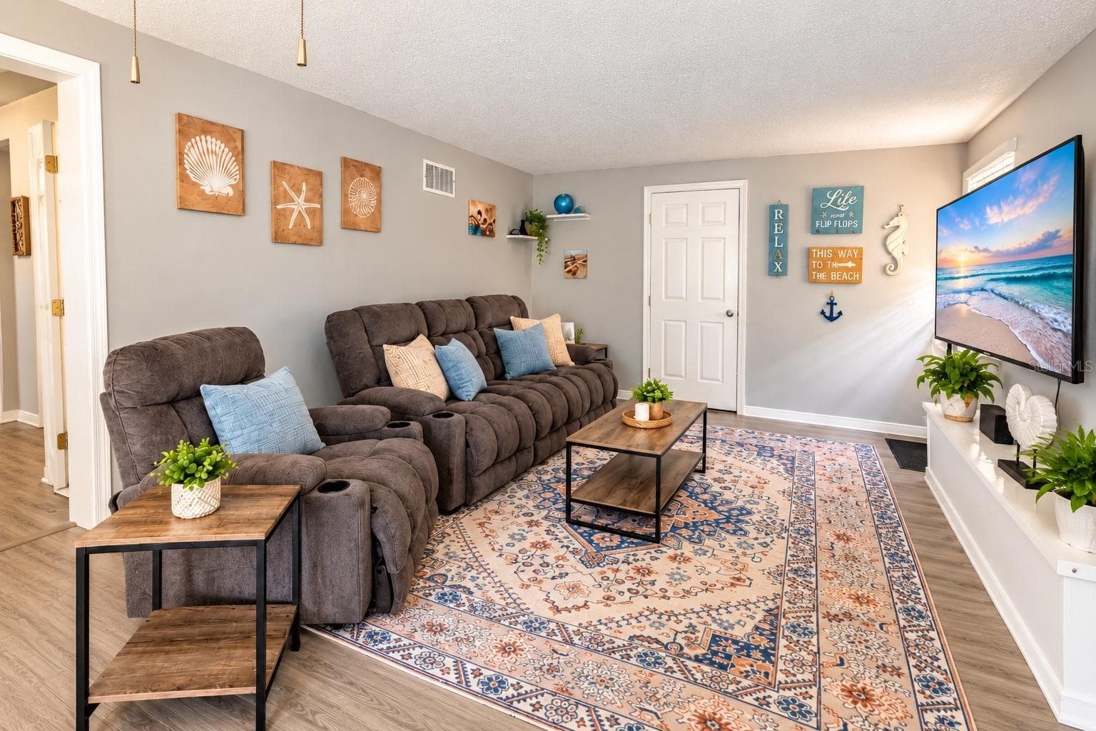 Huge family room offers flexible space for entertaining, relaxing or a home office. - 8514 93RD AVE, SEMINOLE