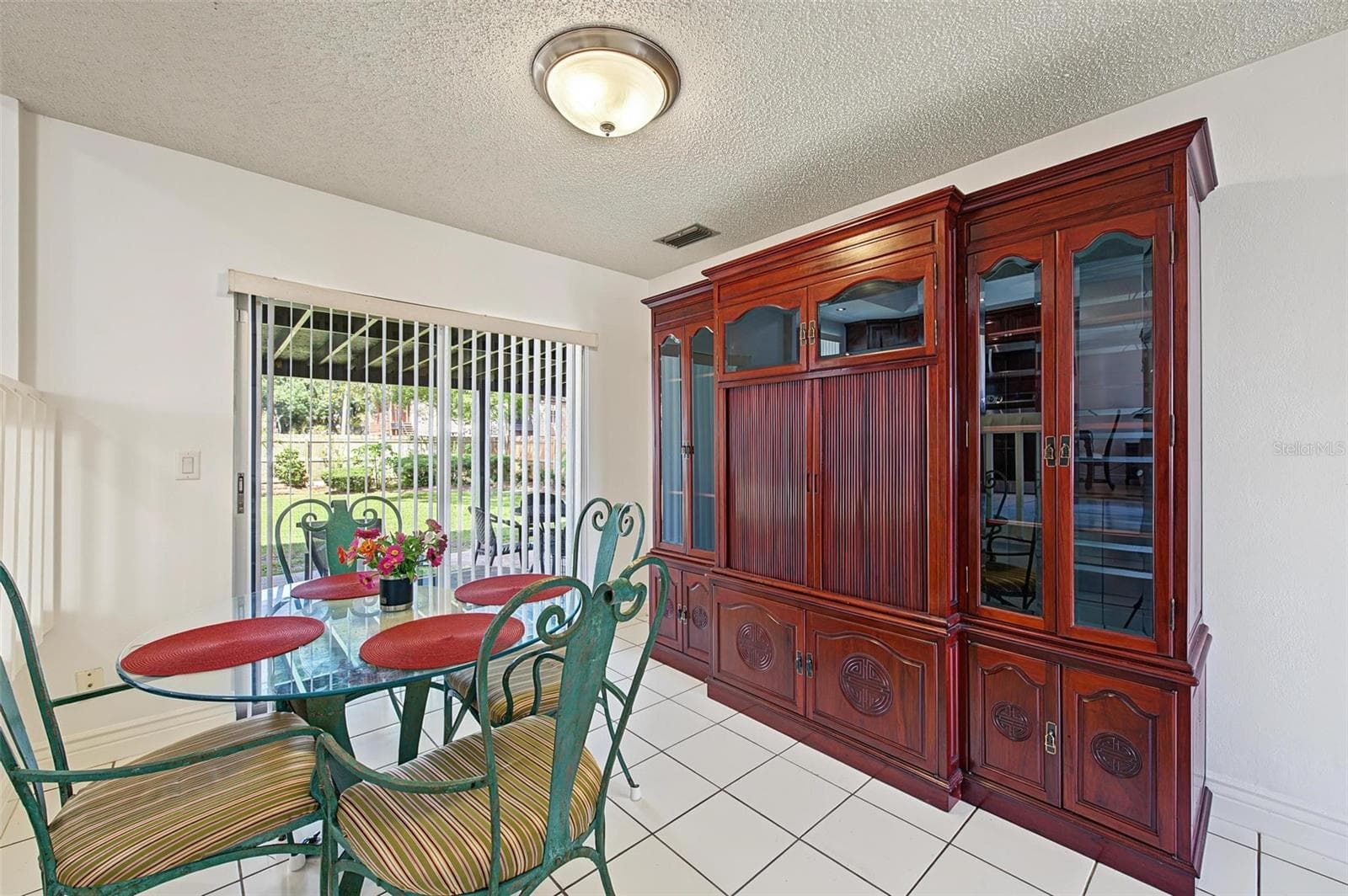 Breakfast Nook - 8239 VASSAR CIR, TAMPA