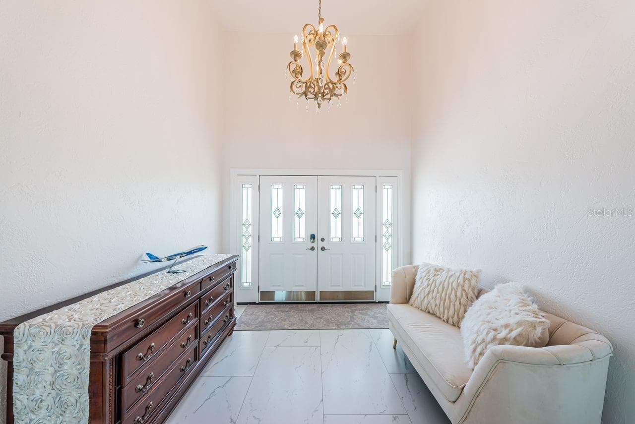 Foyer entry with vaulted ceiling - 4280 13TH LN NE, ST PETERSBURG