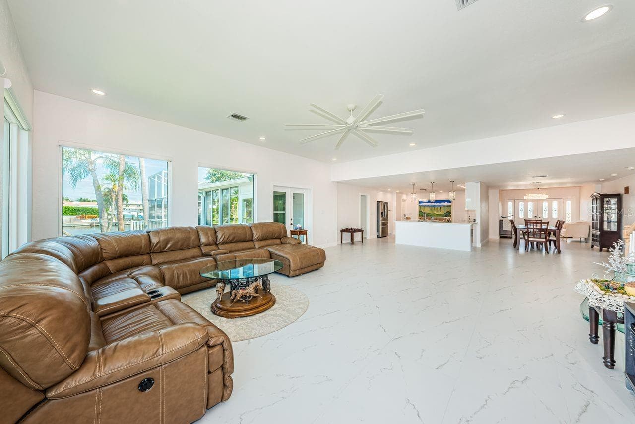TV area attached to open kitchen - 4280 13TH LN NE, ST PETERSBURG