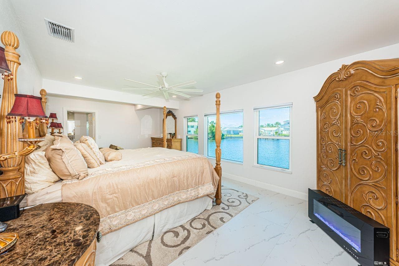 Large primary bedroom with sitting area - 4280 13TH LN NE, ST PETERSBURG