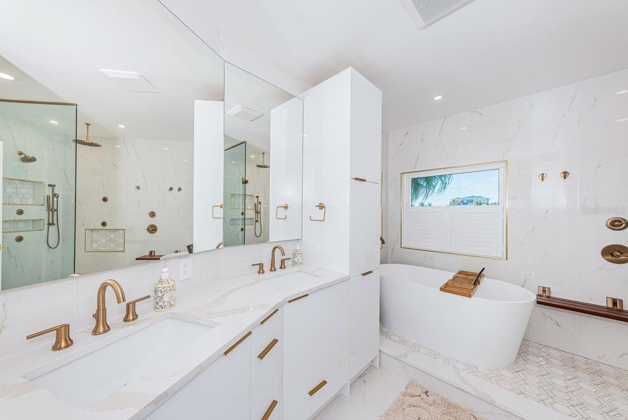 Deep bath tub and dual sinks - 4280 13TH LN NE, ST PETERSBURG