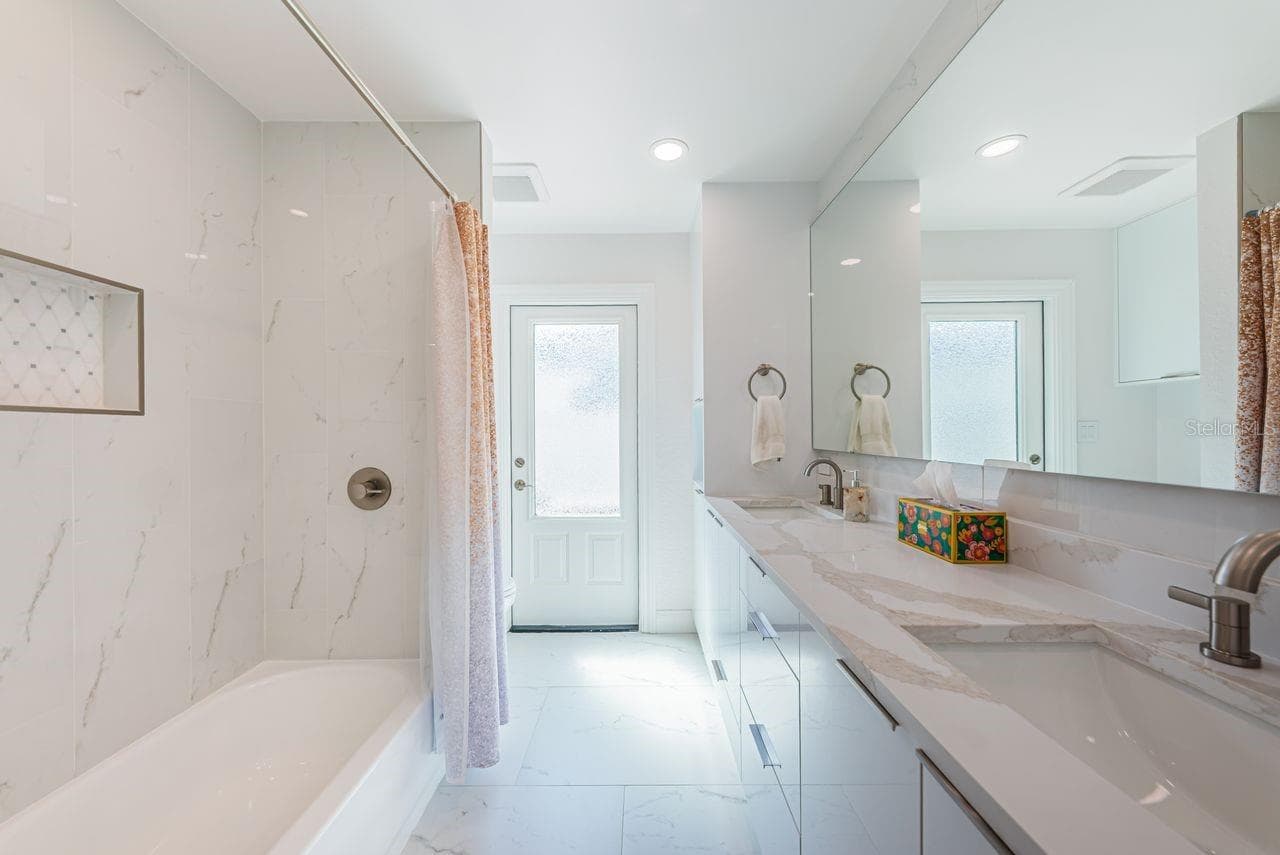 Bathroom 2 situated between 2 bedrooms - 4280 13TH LN NE, ST PETERSBURG
