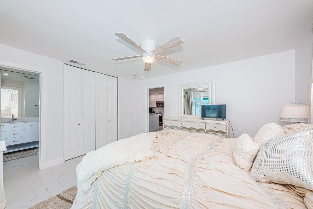 Bedroom 4 and en suite - 4280 13TH LN NE, ST PETERSBURG