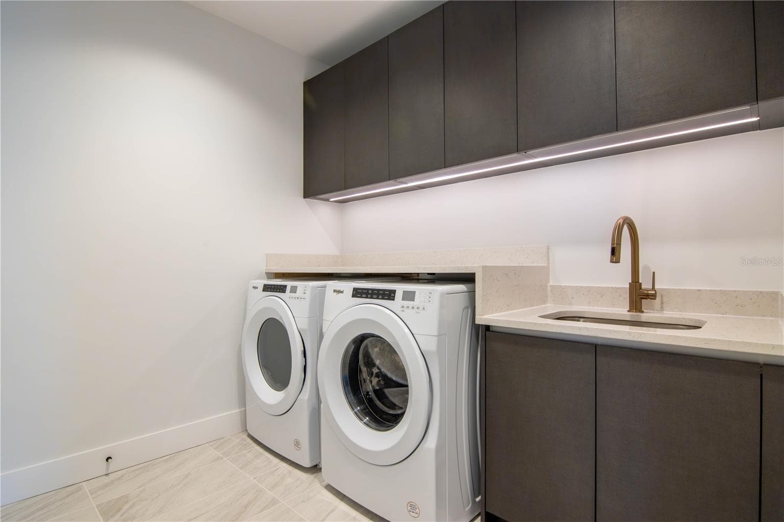 Laundry room with sink upgrade - 777 3RD AVE N #1503, ST PETERSBURG