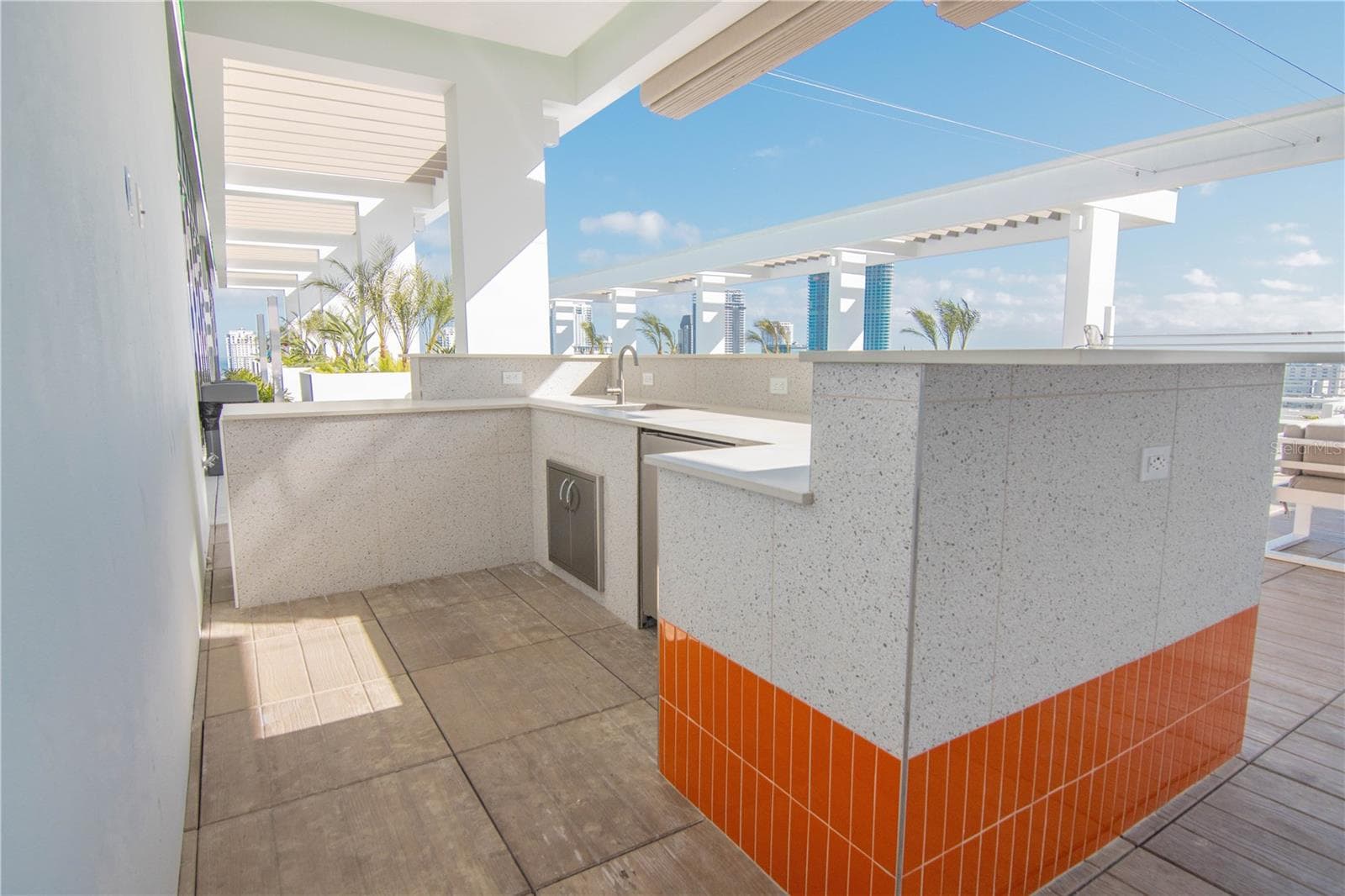 Rooftop bar with retractable canopy - 777 3RD AVE N #1503, ST PETERSBURG