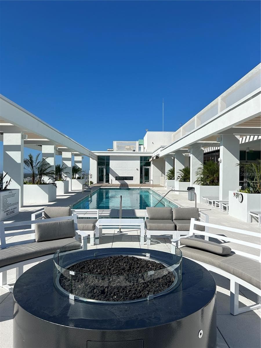 Fire pit with seating - 777 3RD AVE N #1503, ST PETERSBURG