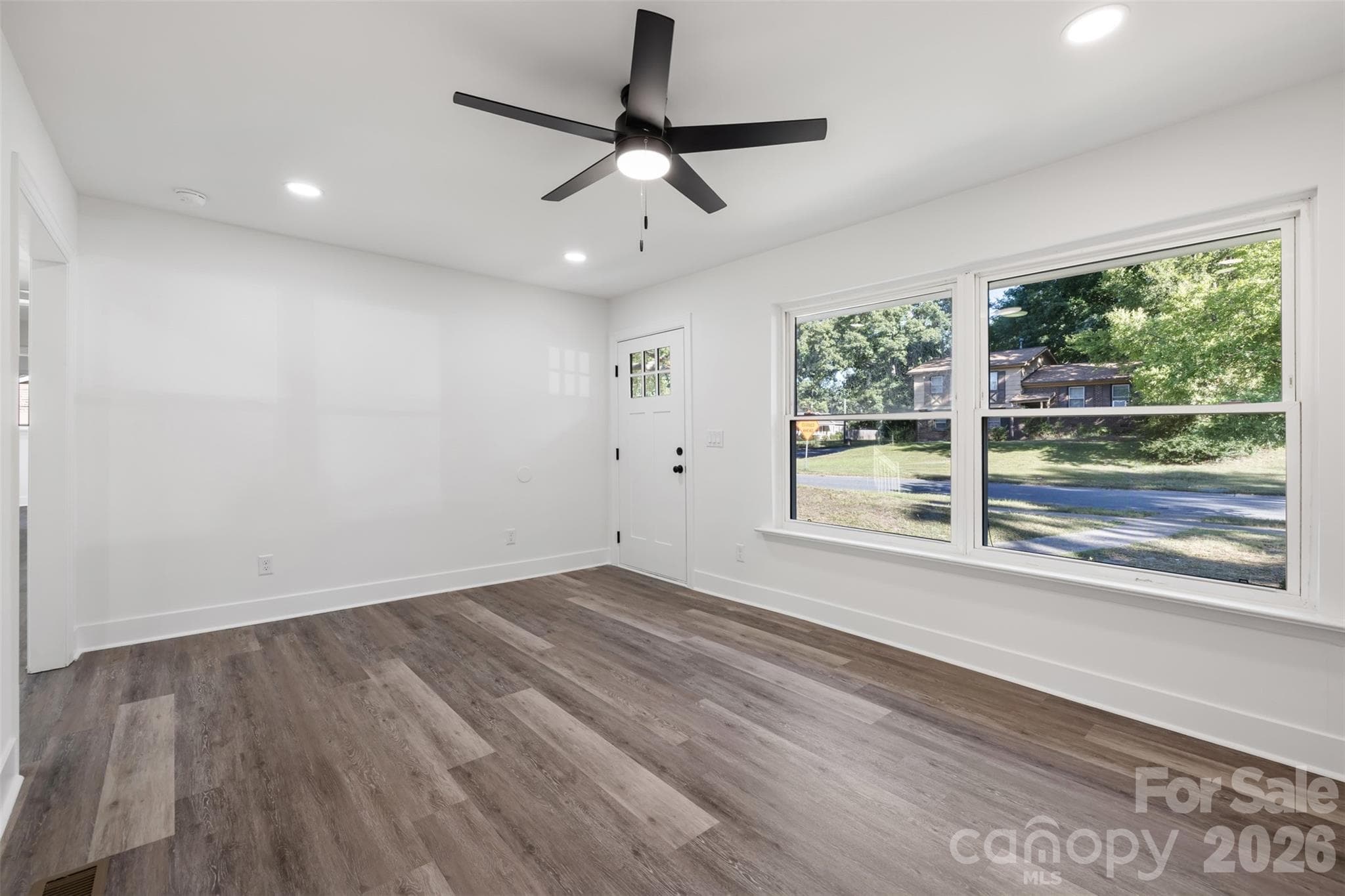 Single Family Residence at 5618 Snow White Lane, Charlotte, photo 7 of 25