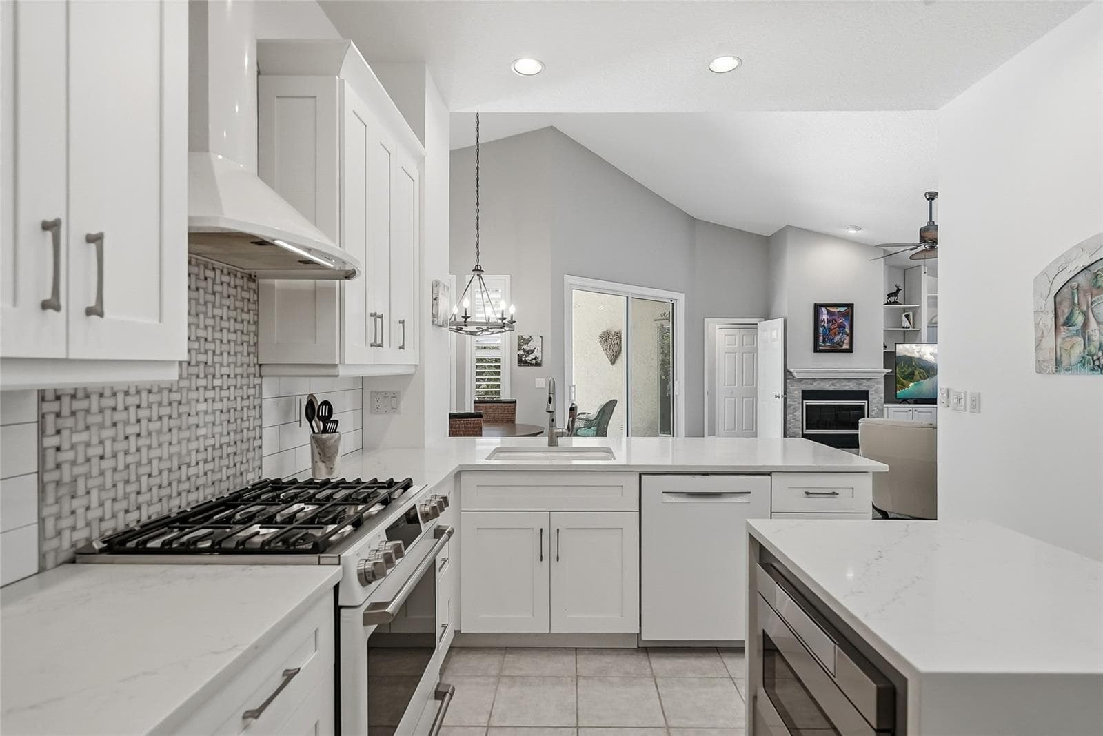 Gas range is a huge plus for those that love spending time in the kitchen! - 4851 WINDMILL PALM TER NE, ST PETERSBURG