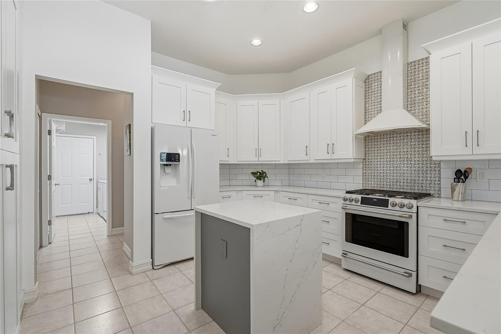 High ceilings with exceptional natural light, this fresh kitchen is a home run. - 4851 WINDMILL PALM TER NE, ST PETERSBURG