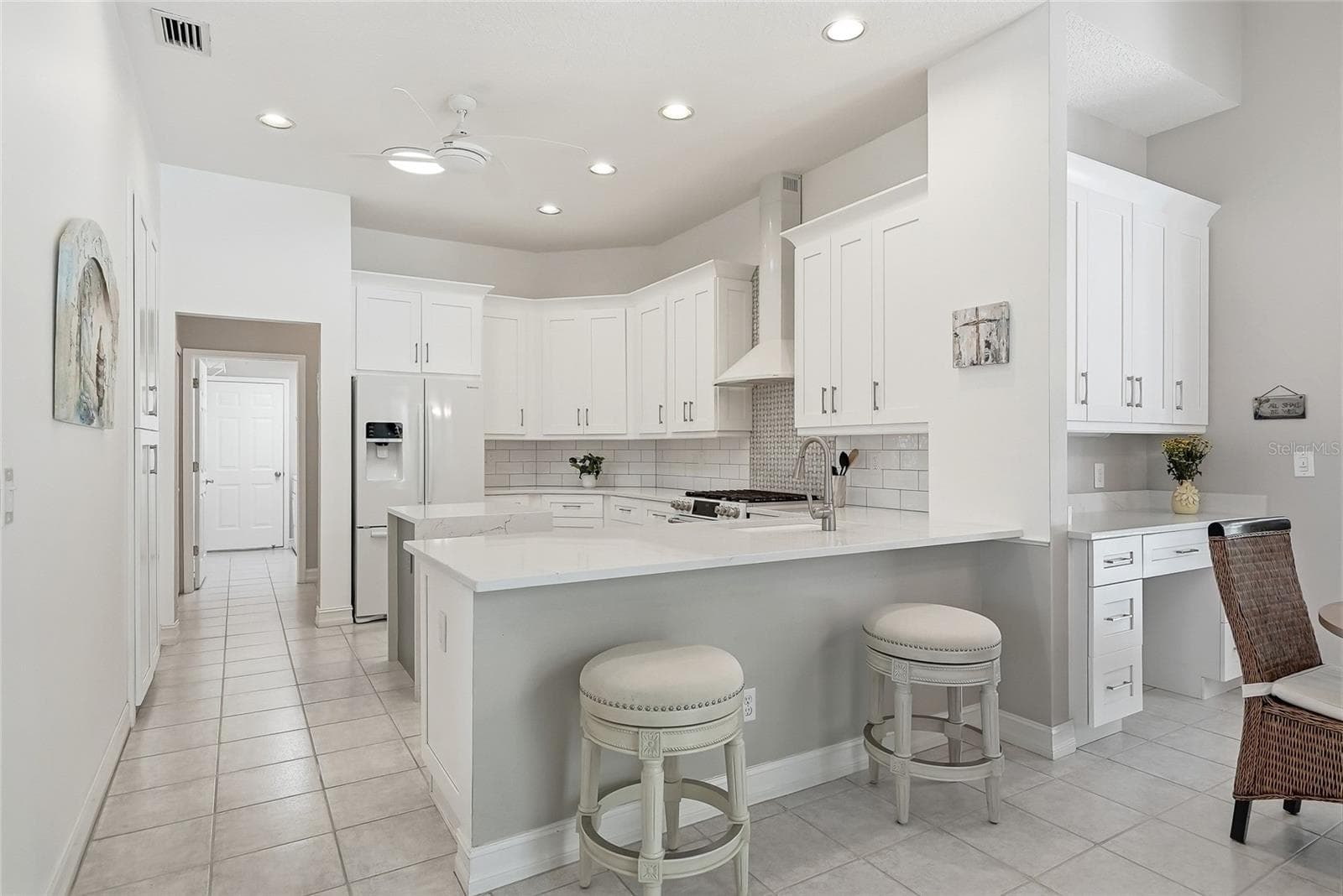 Breakfast bar and adjacent dry bar and optional desk space. - 4851 WINDMILL PALM TER NE, ST PETERSBURG