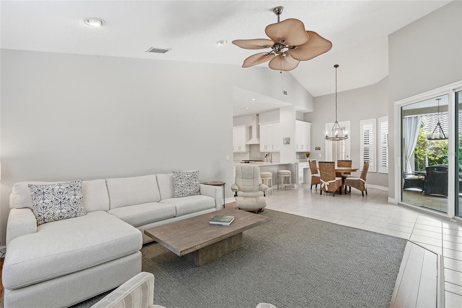 Fluid kitchen, dining and living room. - 4851 WINDMILL PALM TER NE, ST PETERSBURG