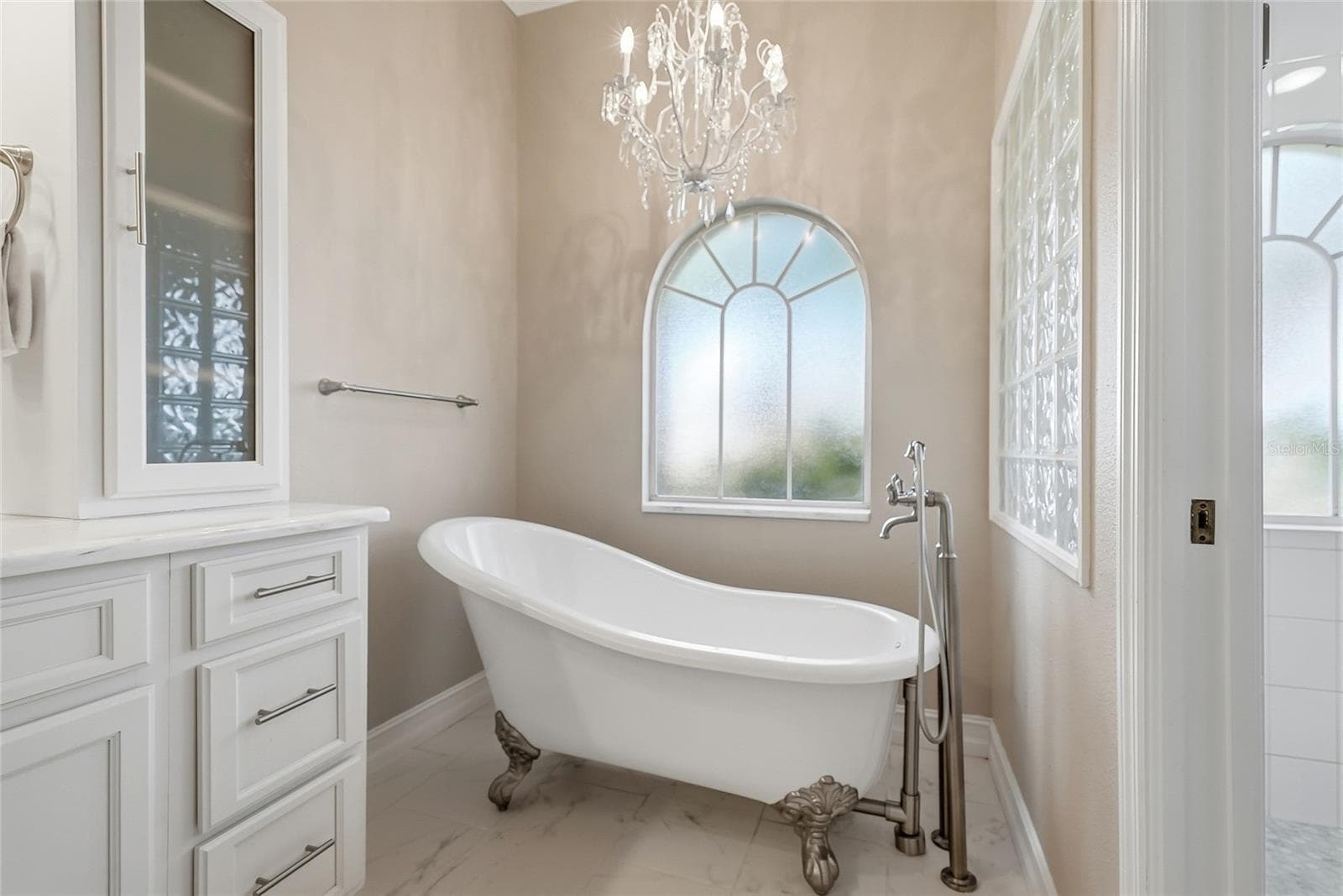 Soak the stress away in this private footed tub. - 4851 WINDMILL PALM TER NE, ST PETERSBURG