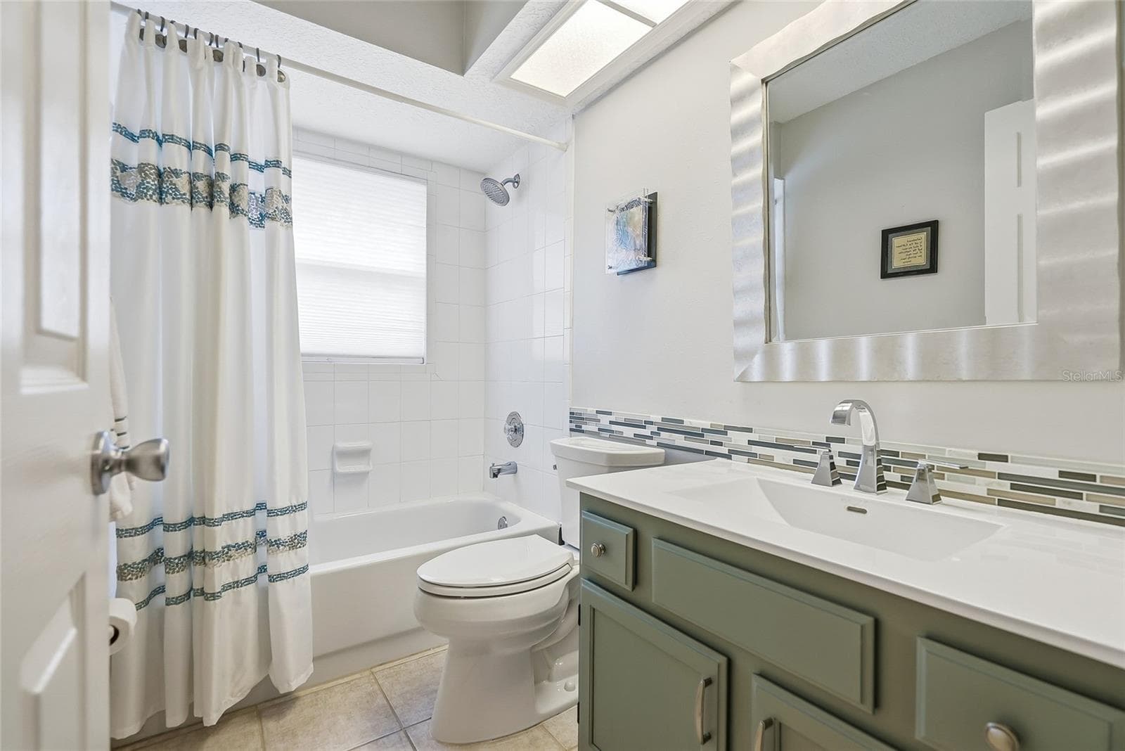 Hall Bathroom with tub. - 4851 WINDMILL PALM TER NE, ST PETERSBURG
