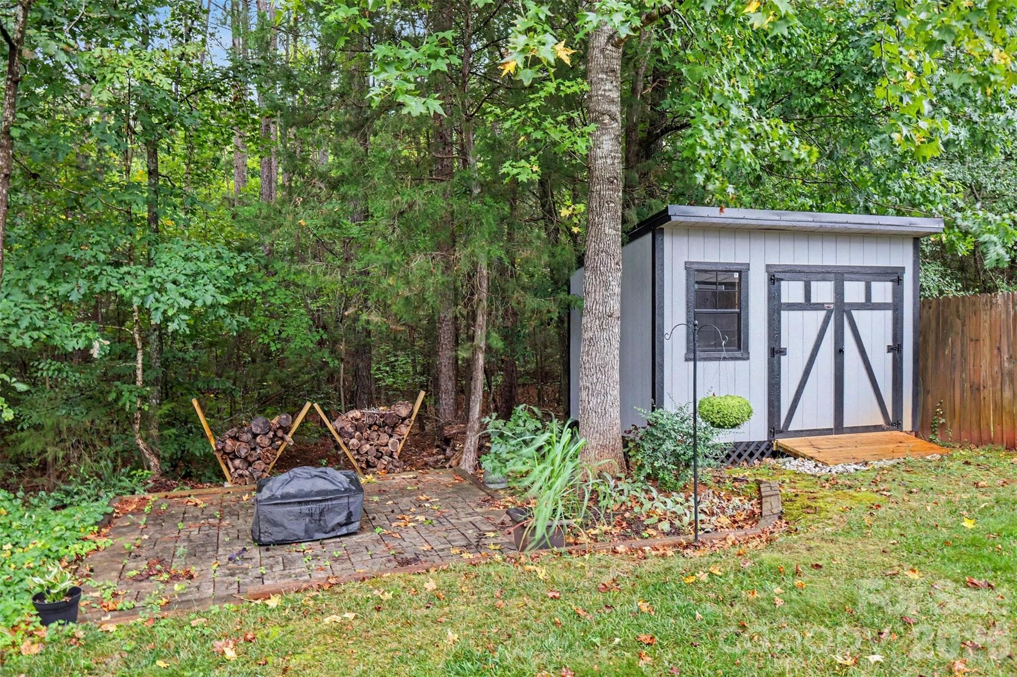 Custom shed that matches the house - 3743 Travertine Drive, Lancaster