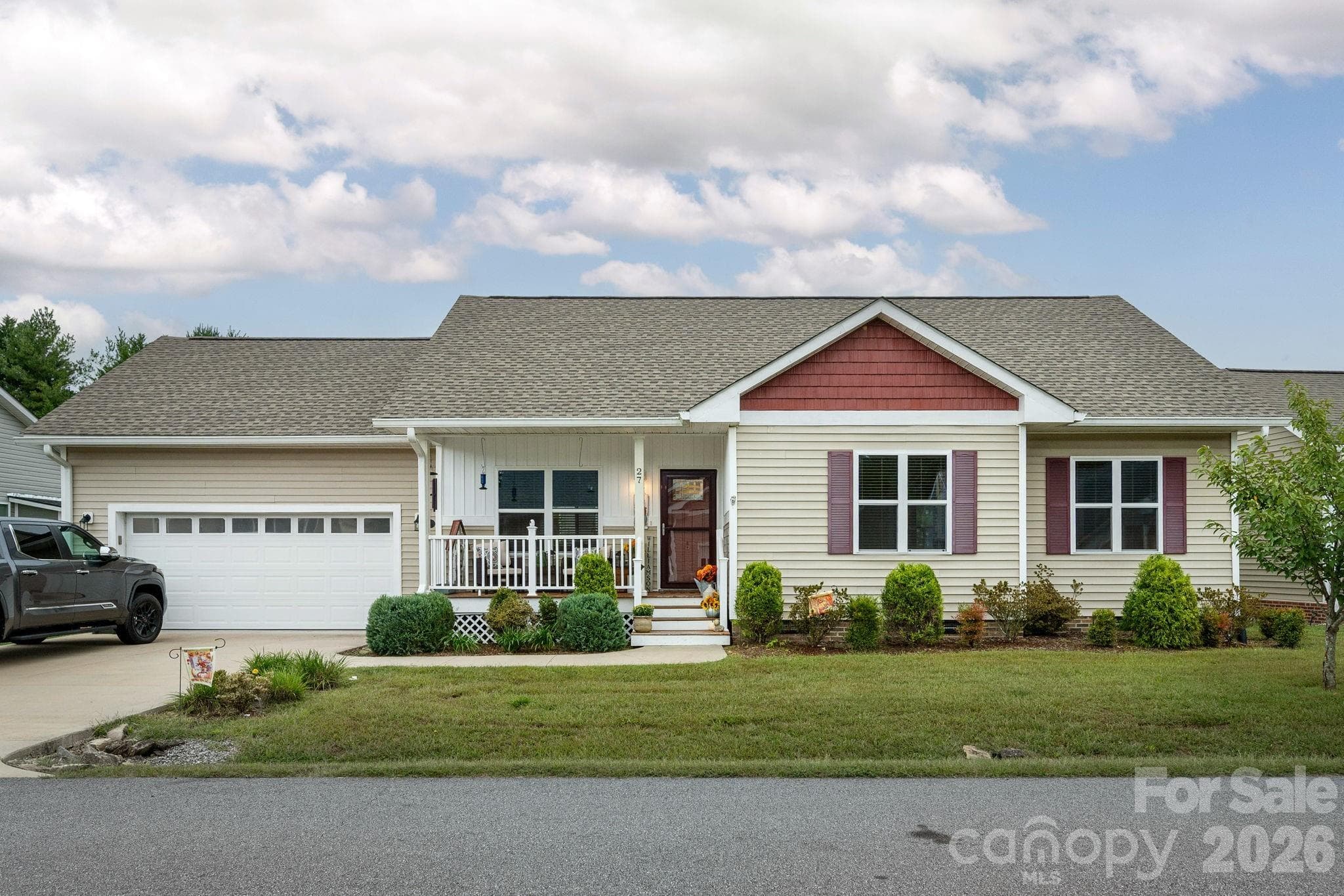 Front view - 27 Day Lilly Court, Hendersonville