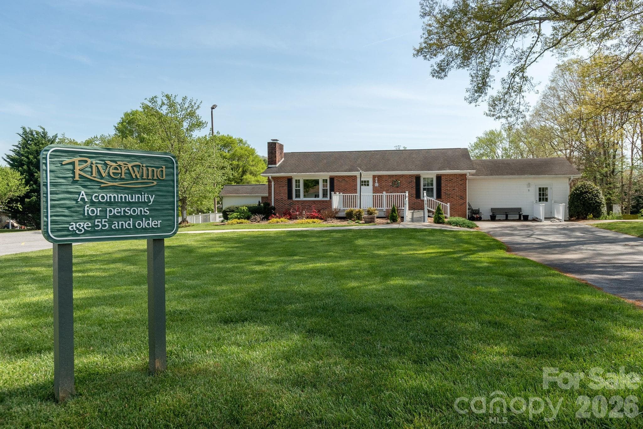 Coubhouse - 27 Day Lilly Court, Hendersonville
