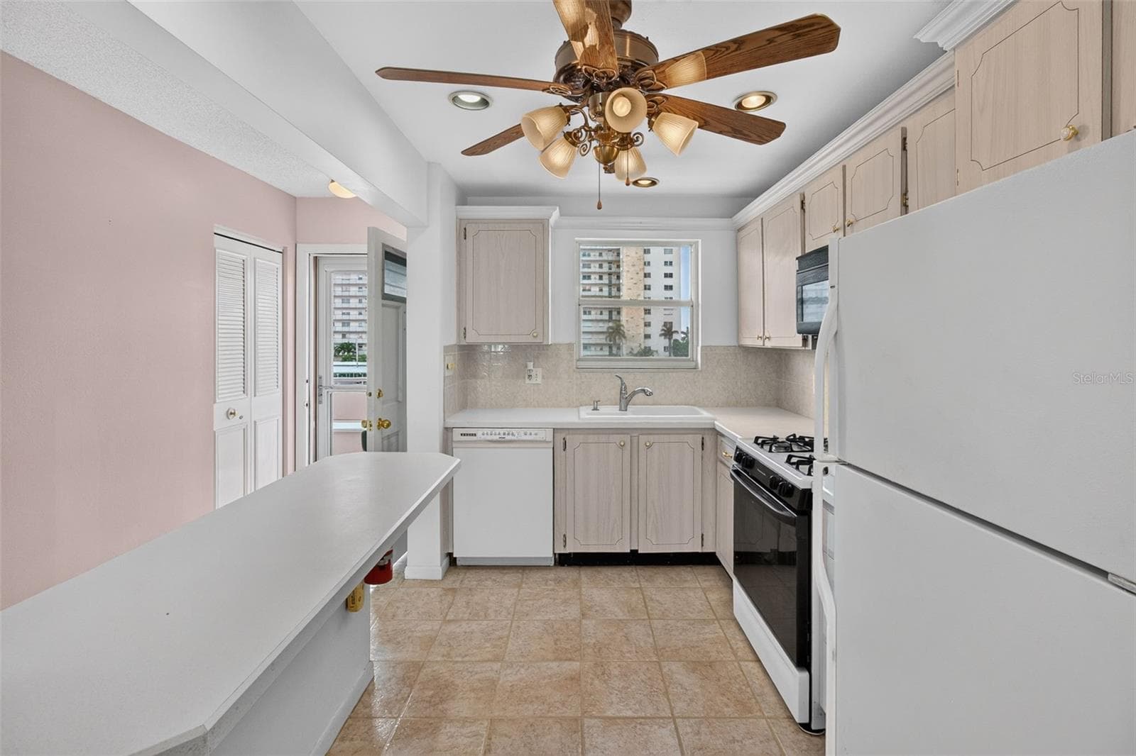 Kitchen 4 - 6025 SHORE BLVD S #303, GULFPORT