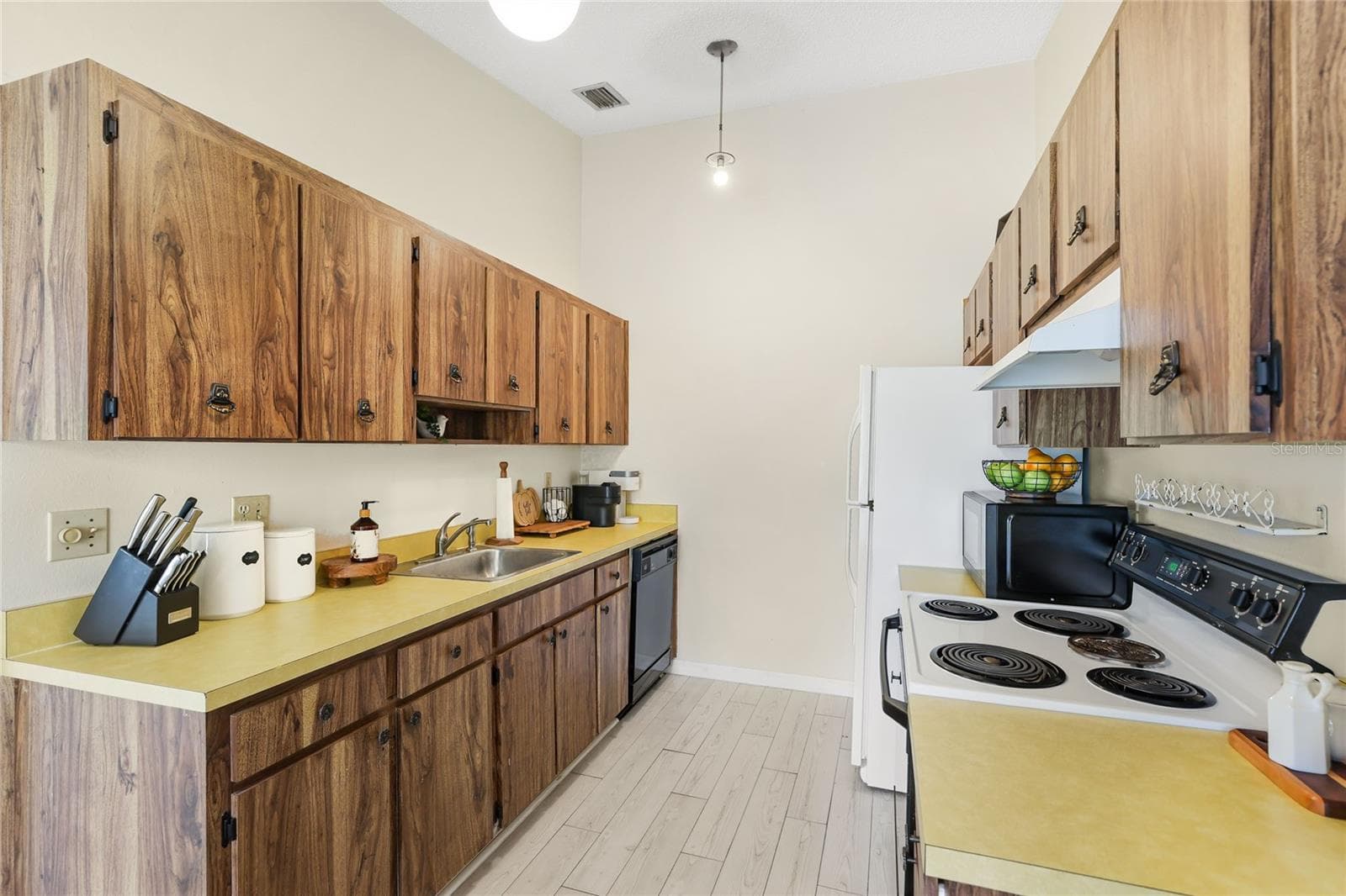 Condominium at 3904 36TH AVENUE DR W #37, BRADENTON, photo 10 of 26