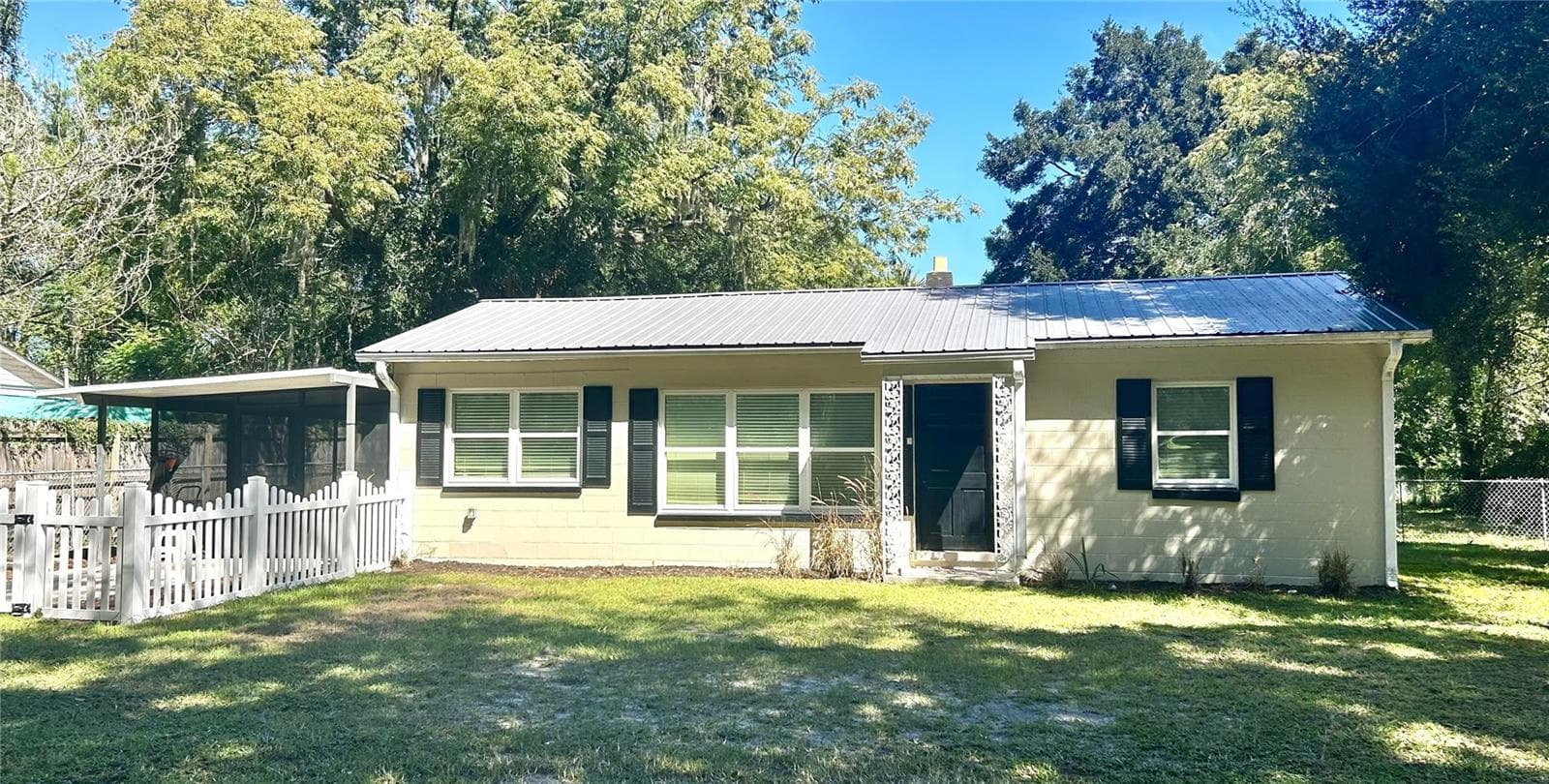 Single Family Residence at 706 MULBERRY ST, FRUITLAND PARK, photo 2 of 23