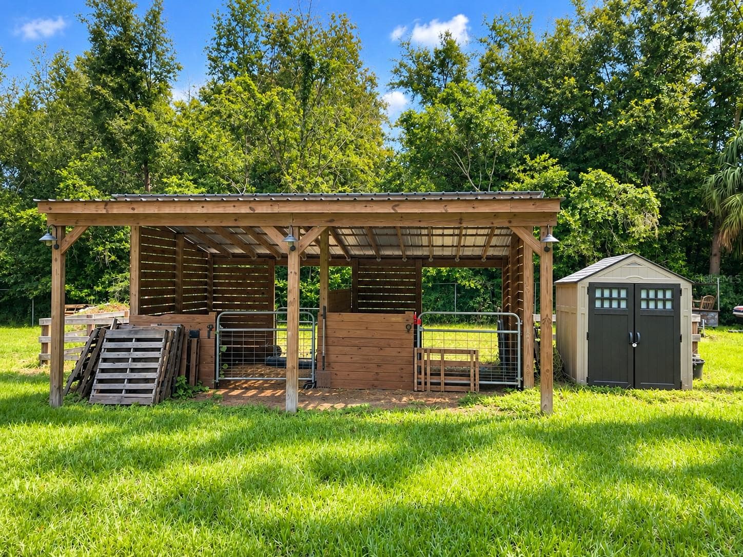 Two stall barn - 37716 BETH ST, DADE CITY