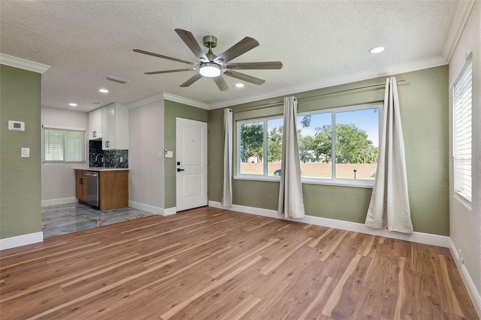 Single Family Residence at 1602 OVERLOOK RD, BELLE ISLE, photo 8 of 53