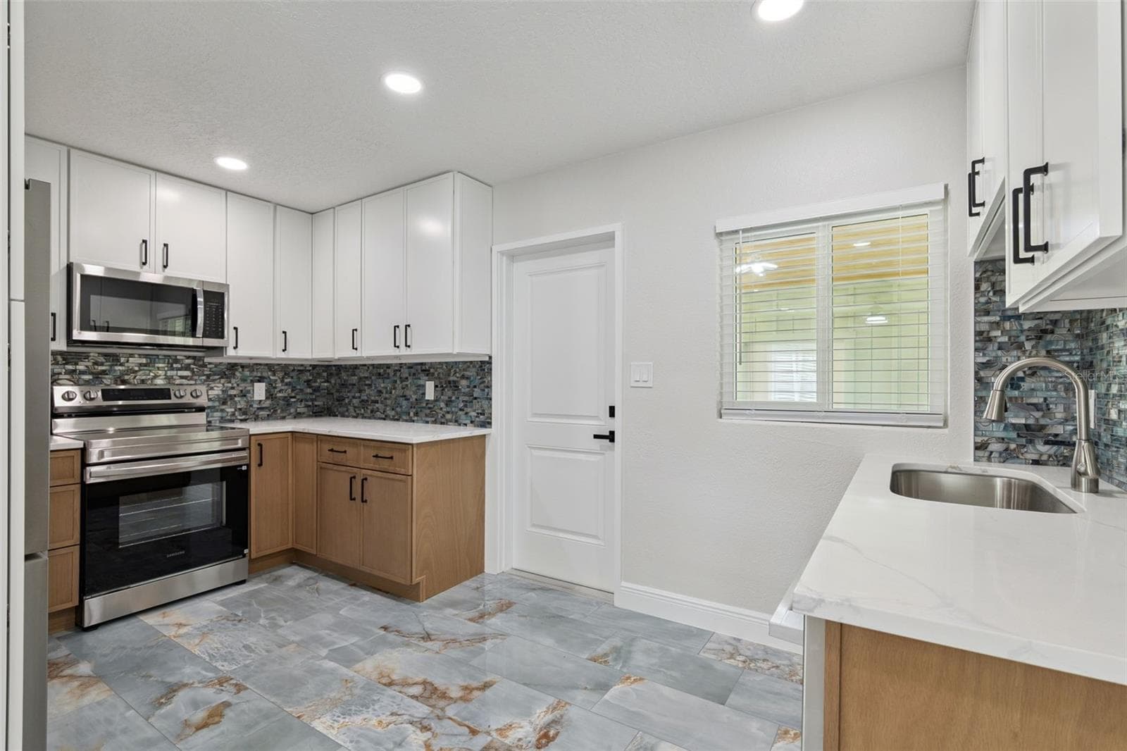 Single Family Residence at 1602 OVERLOOK RD, BELLE ISLE, photo 13 of 53