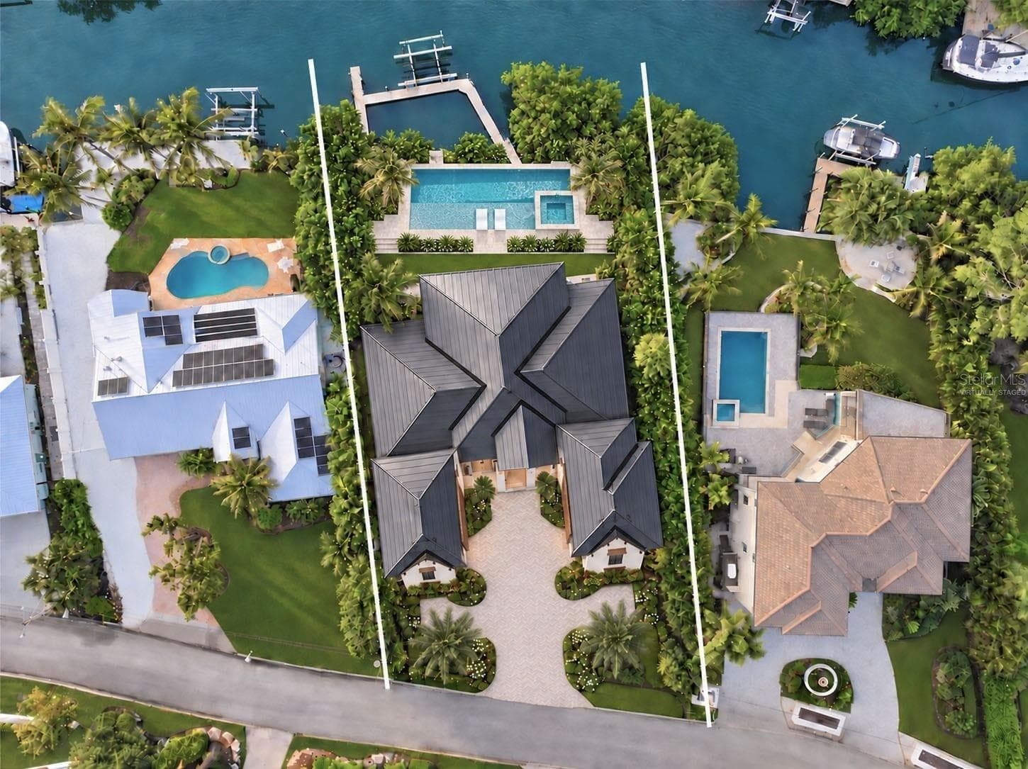 Premium, North Siesta Key neighborhood. Virtually staged. - 3441 GULFMEAD DR, SARASOTA