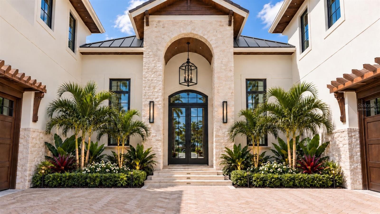 Front entrance. Virtually staged. - 3441 GULFMEAD DR, SARASOTA