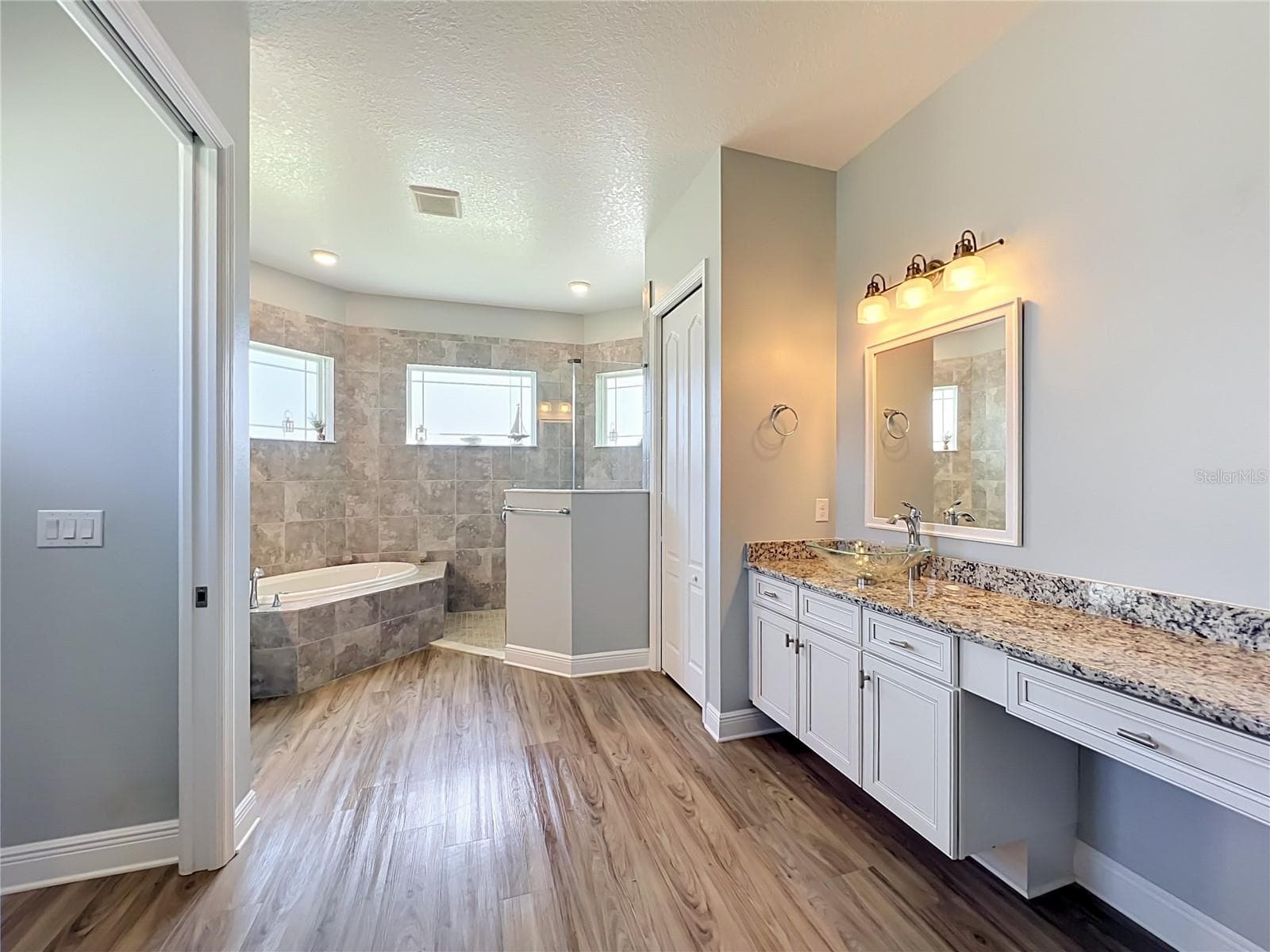 Master with 2 separate granite vanities - 2595 JOLENA DR, MELBOURNE