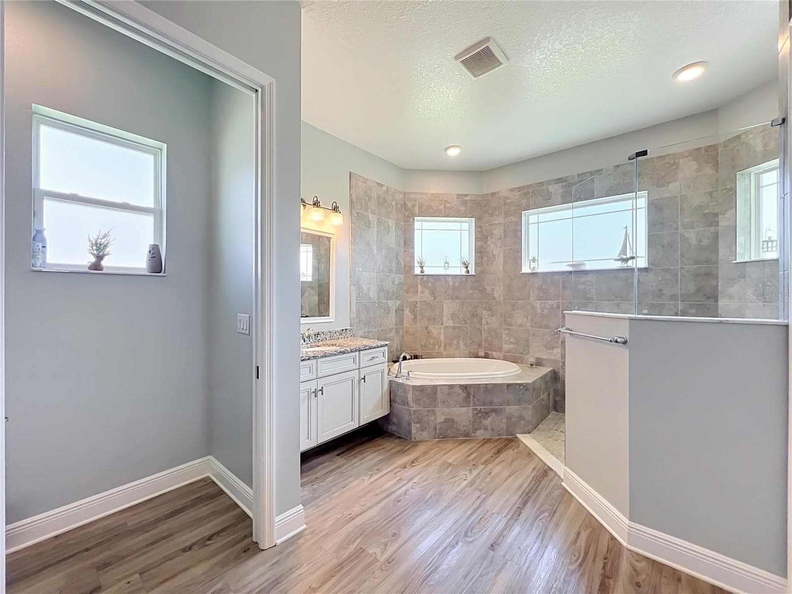 Garden tub and walk-in shower - 2595 JOLENA DR, MELBOURNE