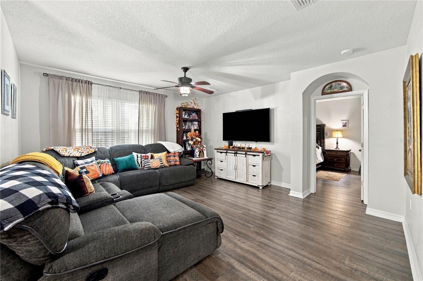 Living room - 3838 CRYSTAL DEW ST, PLANT CITY